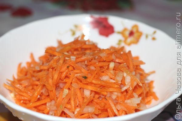 Морковь по-корейски с луком и чесноком