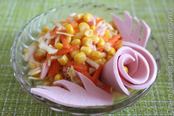 Легкий салат с кукурузой 