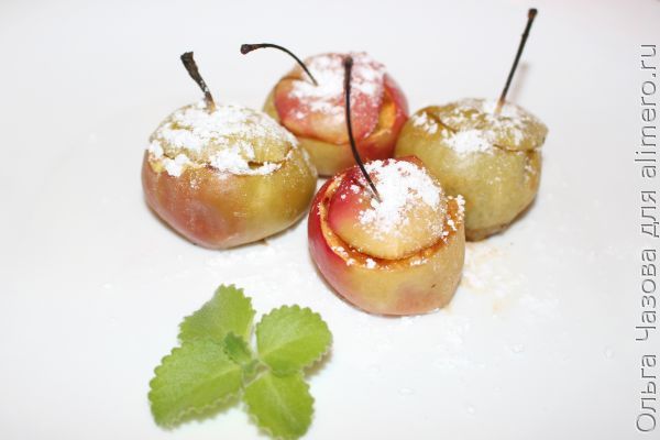 Летний десерт — печеные яблоки с карамелью