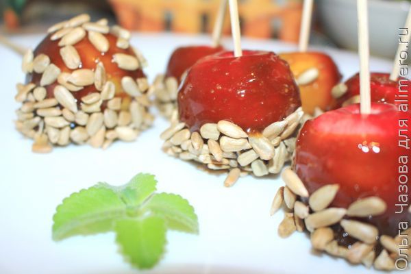 Детский десерт — вкуснющие яблоки в карамели с семечками на шпажках