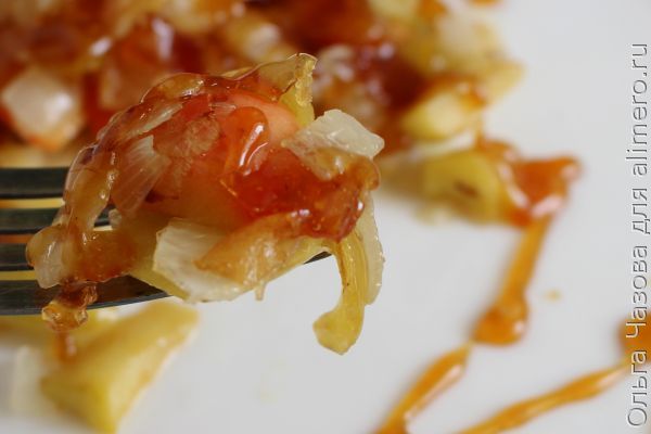Удивительный десерт — солёные яблоки с луком под карамелью