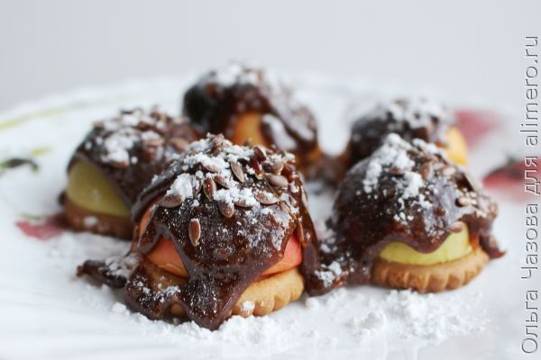 Яблочки на печенье под карамелью — изумительный десерт!