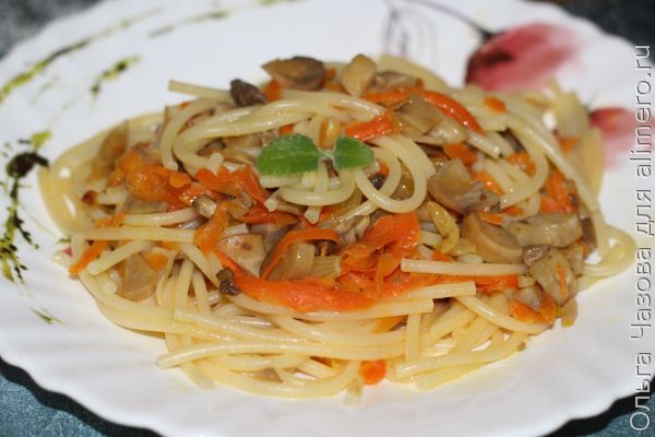 жареные грибы со спагетти