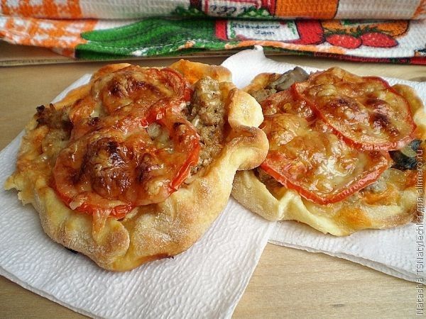 Пицца с мясным фаршем, грибами, помидором и сыром