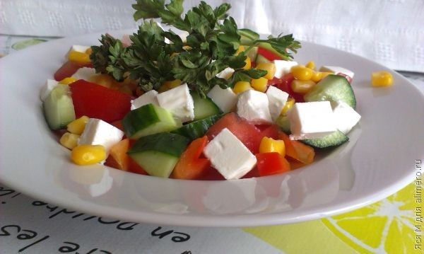 Салат с помидорами, кукурузой и сыром Фета