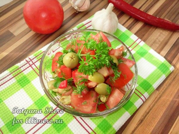 Салат с оливками и помидорами черри