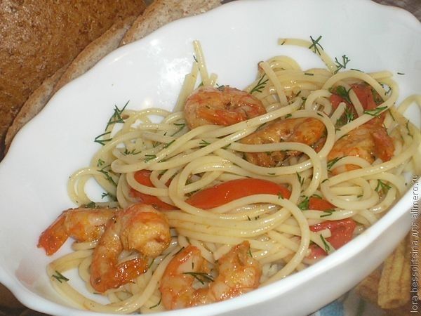 Спагетти с креветками и овощами