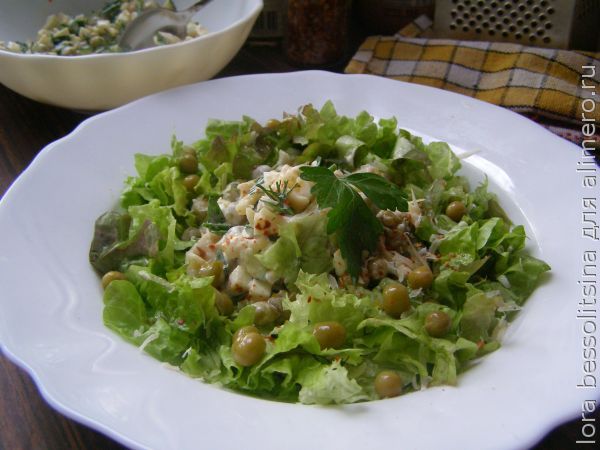 зеленый салат с кальмарами