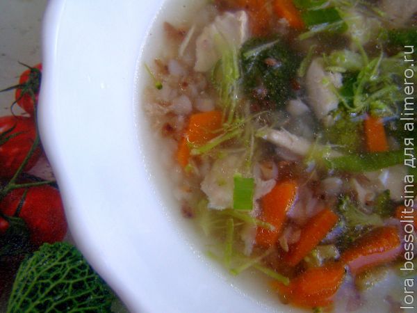 диетические блюда - суп с гречкой и брокколи