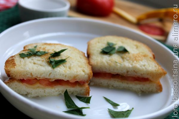 французские тосты с сыром и помидорами