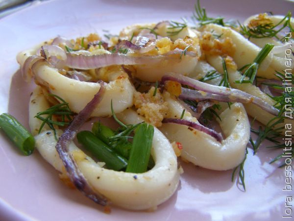 жареные кальмары с луком - морепродукты