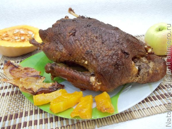 Утка, фаршированная тыквой с яблоками и запеченная в духовке – праздничное блюдо