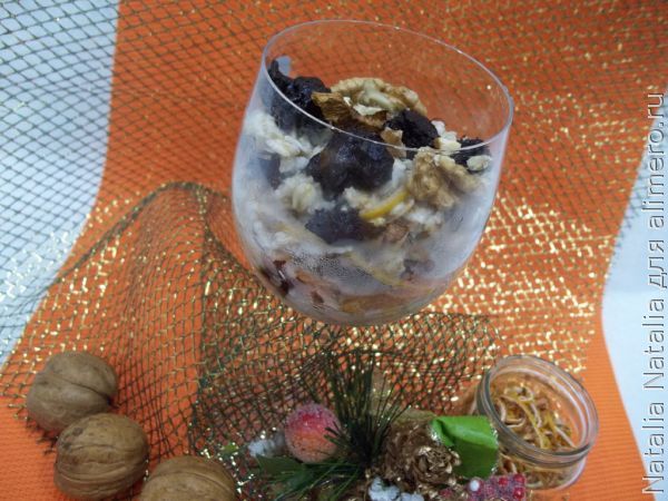 Овсянка с орехами и сухофруктами за 15 минут – быстрый и полезный завтрак