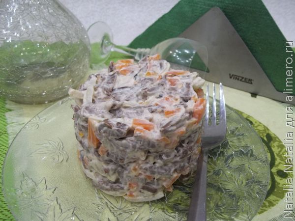 Салат с сердцем свиным, огурцом, луком, яйцами и морковью