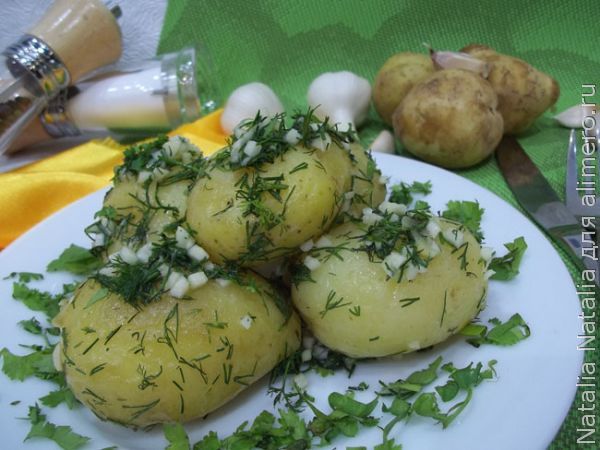 Как вкусно приготовить молодую картошку – рецепт с чесноком и зеленью