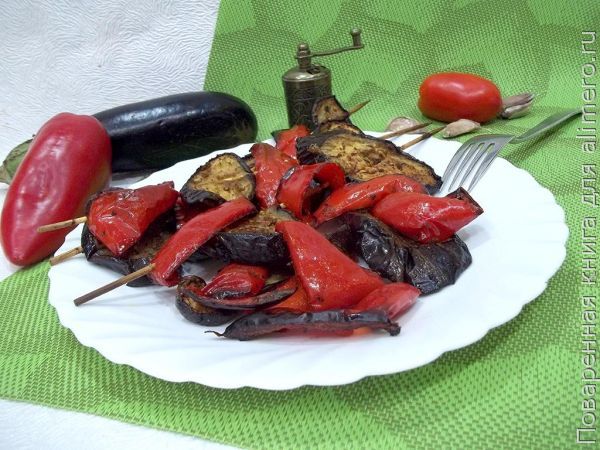 Вкусная закуска из овощей - шашлык из бакалажана и болгарского перца в духовке