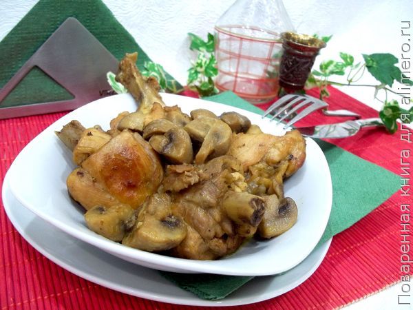 Очень вкусная курица с грибами на сковороде
