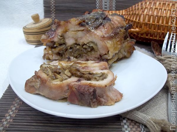 Вкусное ресторанное блюдо – рулет из индейки с грибами в беконе
