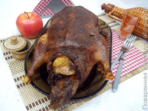 Запеченная утка в духовке, фаршированная тыквой, яблоками и черносливом – просто и вкусно