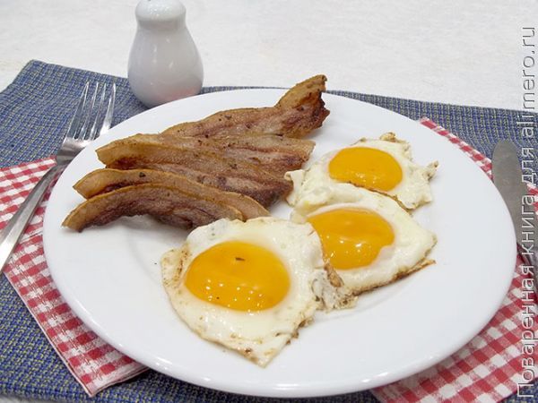 Классический рецепт быстрого завтрака за 10 минут – яичница с беконом на сковороде