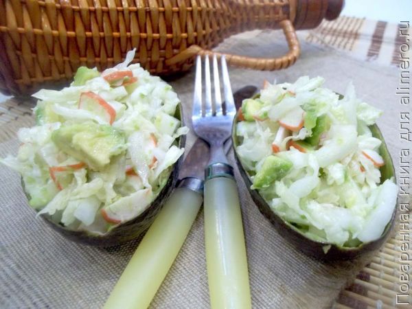 Вкусный салат на новогодний стол с авокадо и крабовыми палочками