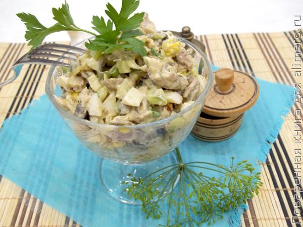 Попробуйте куриный салат с грибами - простой и быстрый способ приготовления