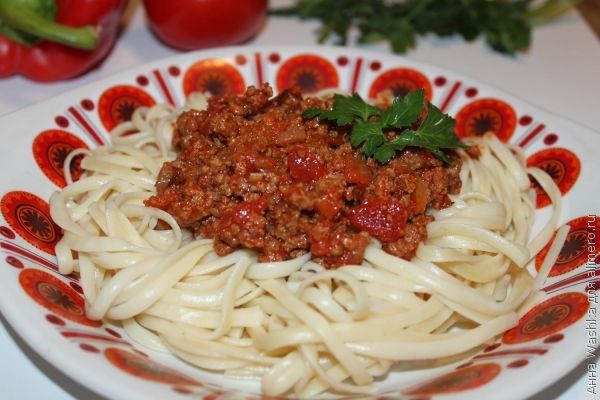 Макароны с фаршем и соусом. Паста с соусом болоньезе. Паста болоньезе с фаршем. Спагетти с красным соусом.