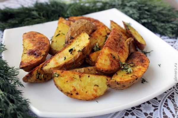 Картофель по-деревенски в духовке и не только: 10 рецептов с фото