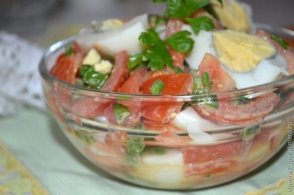 Салат из помидоров и маринованного лука