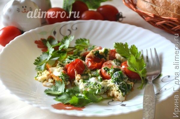 белковый омлет с помидорами и шпинатом