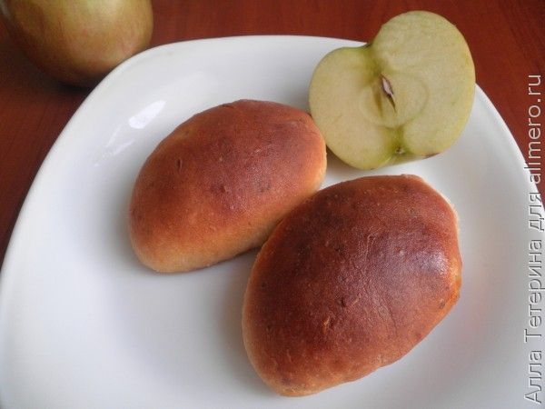 Пирожки с яблоками из дрожжевого теста в духовке