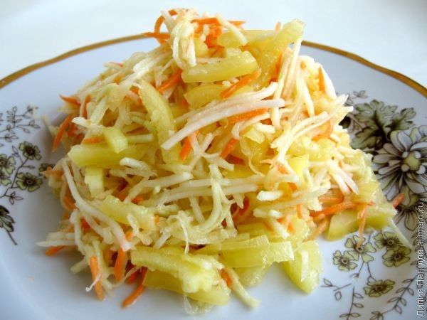 Диетический салат с кольраби, морковкой, яблоками и салатным перцем