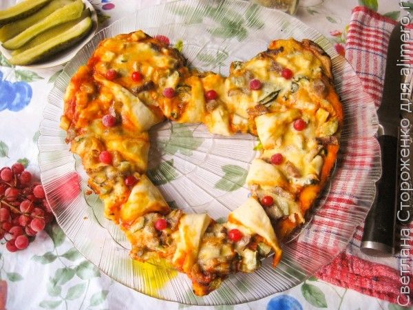 Мясная пицца в виде сердца