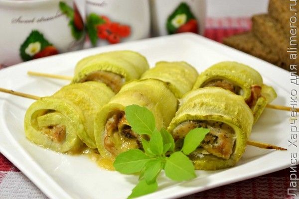 Рулетики из кабачков с куриным мясом: сочное и вкусное блюдо из летнего овоща