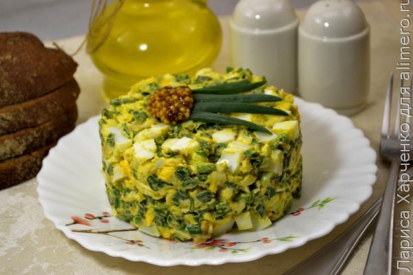 салат с зеленым луком, сыром и яйцами