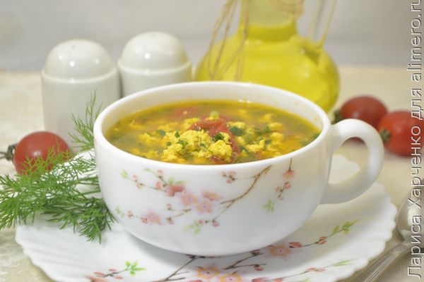 яичный суп с зеленью и помидорами