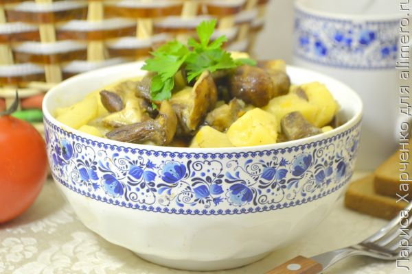 Жареная картошка с луком и замороженными грибами
