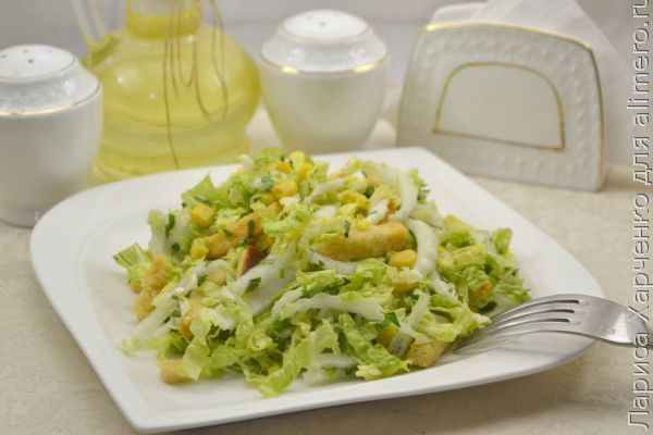 Салат с сухариками и капустой