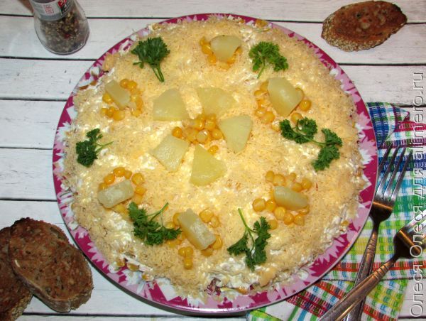 Салат с курицей, ананасом, кукурузой и сыром