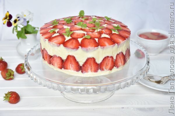 Романтический французский десерт-торт Фрезье с клубникой