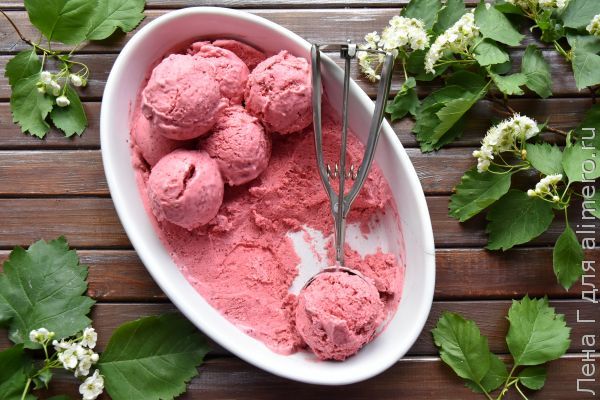 Клубничное мороженое со сливками и сиропом из лепестков роз