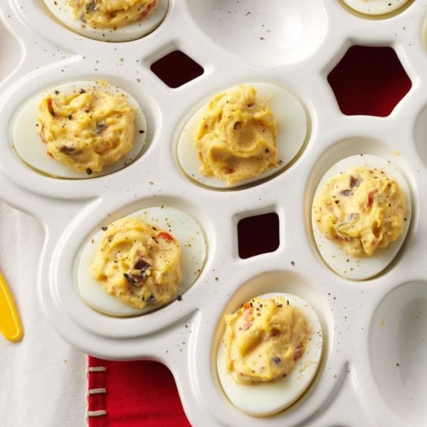 Проверенный рецепт фаршированных яиц: с фетой, йогуртом, вялеными помидорами и маслинами