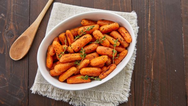 Запечённая мини-морковь - простейший и яркий гарнир