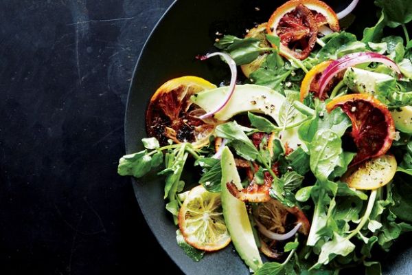 Тёплый цитрусовый салат с авокадо за 25 минут