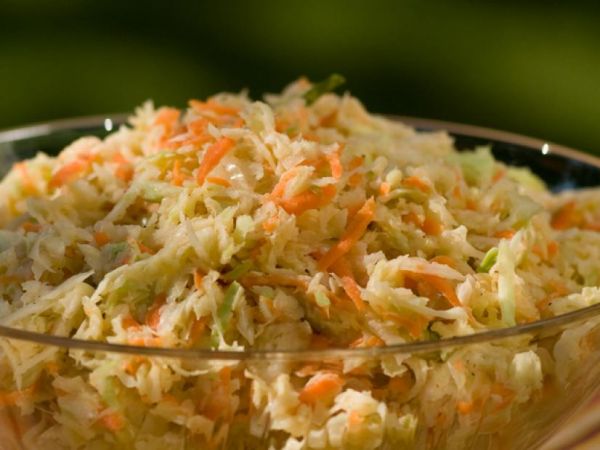 Вкусный капустный салат с морковкой и луком