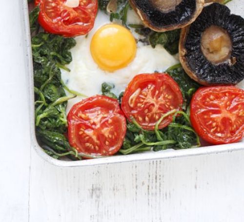 Полезный завтрак из помидоров, яиц и грибов в духовке