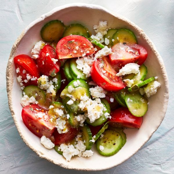 Очень вкусный летний салат - с помидорами, огурцами и фетой