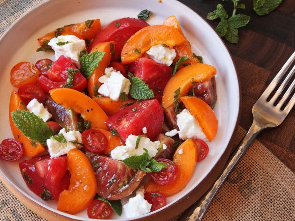 Вкуснейший летний салат из помидоров и абрикосов