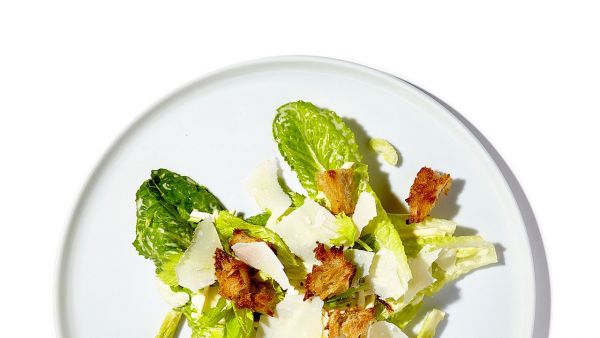 Вкуснейший цезарь с сельдереем: интересная вариация знаменитого салата