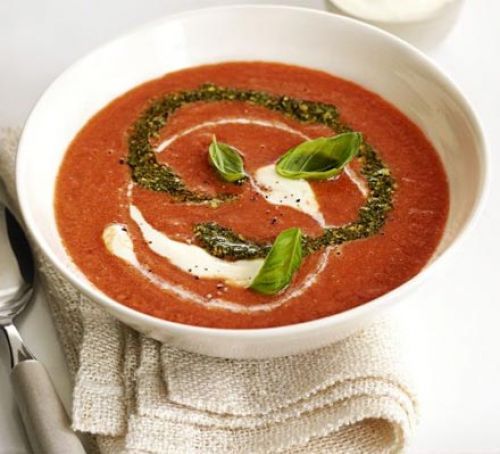 Томатный суп с соусом песто: быстрый, насыщенный и вкусный